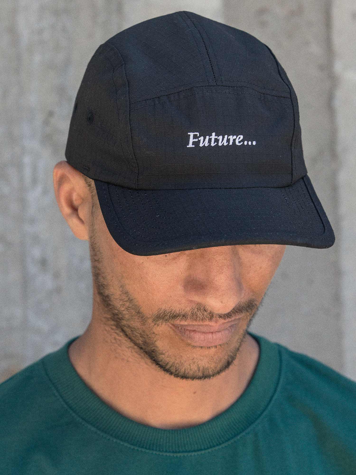 Bone-5-Panel-Future-Reticencias-Preto-Lifestyle-Close