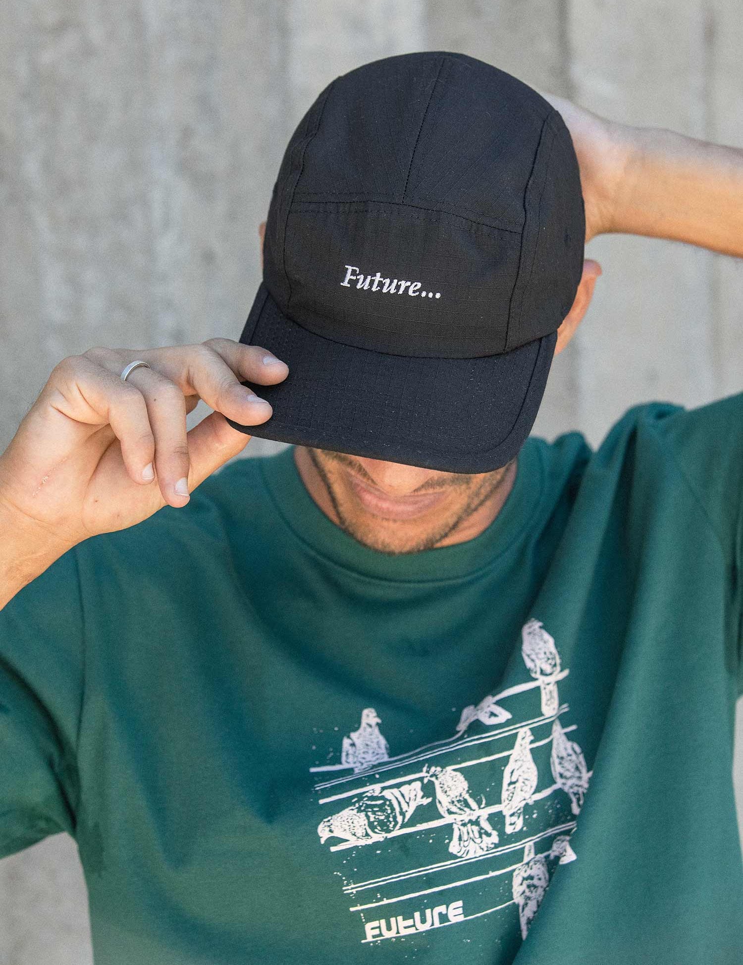 Bone-5-Panel-Future-Reticencias-Preto-Lifestyle