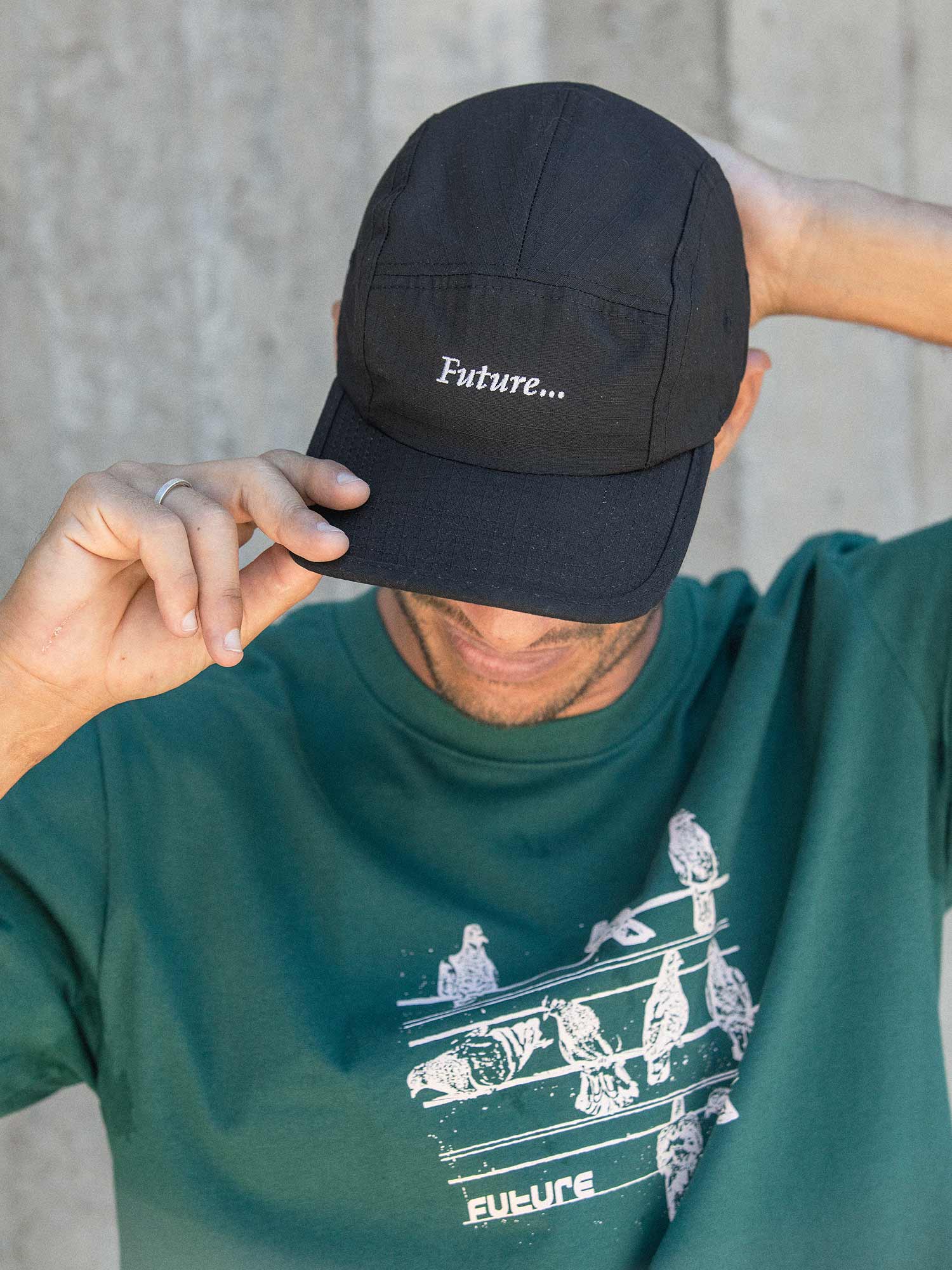 Bone-5-Panel-Future-Reticencias-Preto-Lifestyle