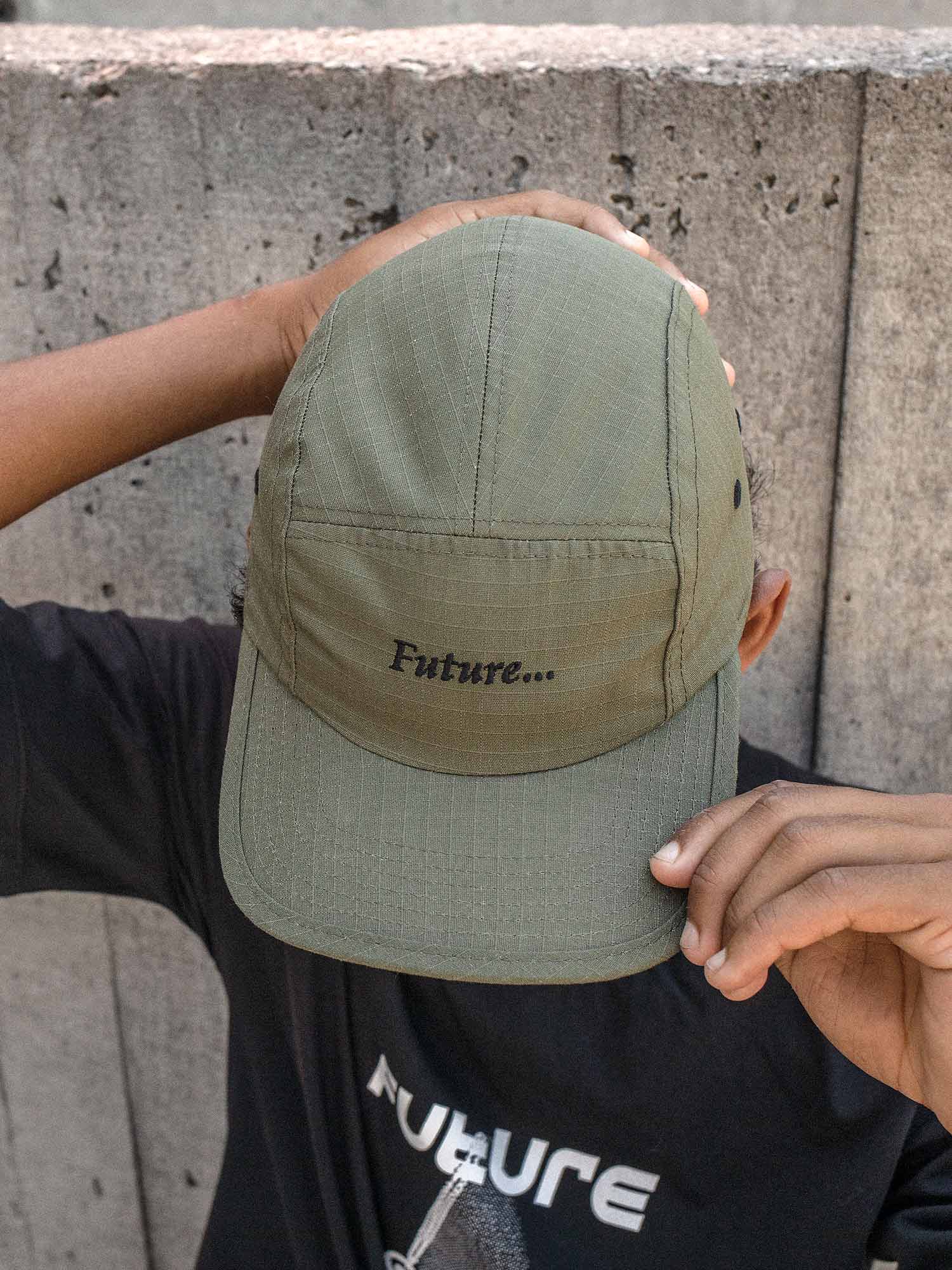 Bone-5-Panel-Future-Reticencias-Verde-Lifestyle-Close