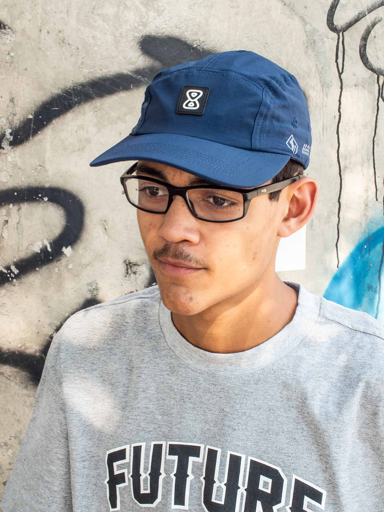 Bone-5-Panel-Future-Working-Azul-Frente-Ambiente