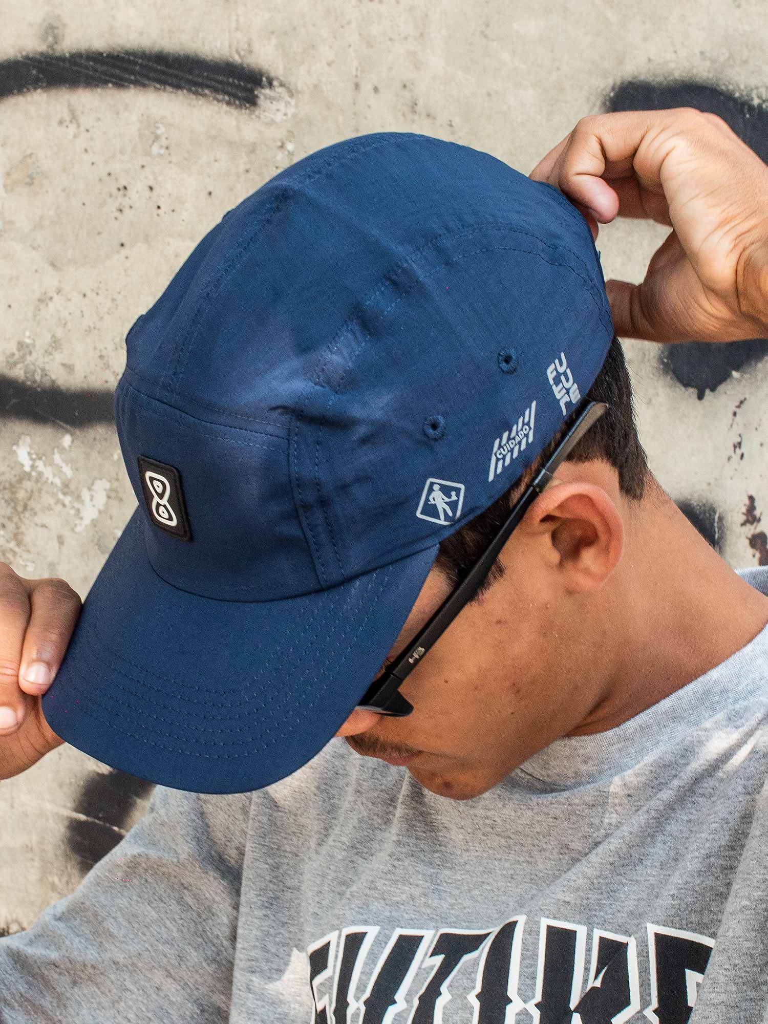 Bone-5-Panel-Future-Working-Azul-Perfil-Ambiente