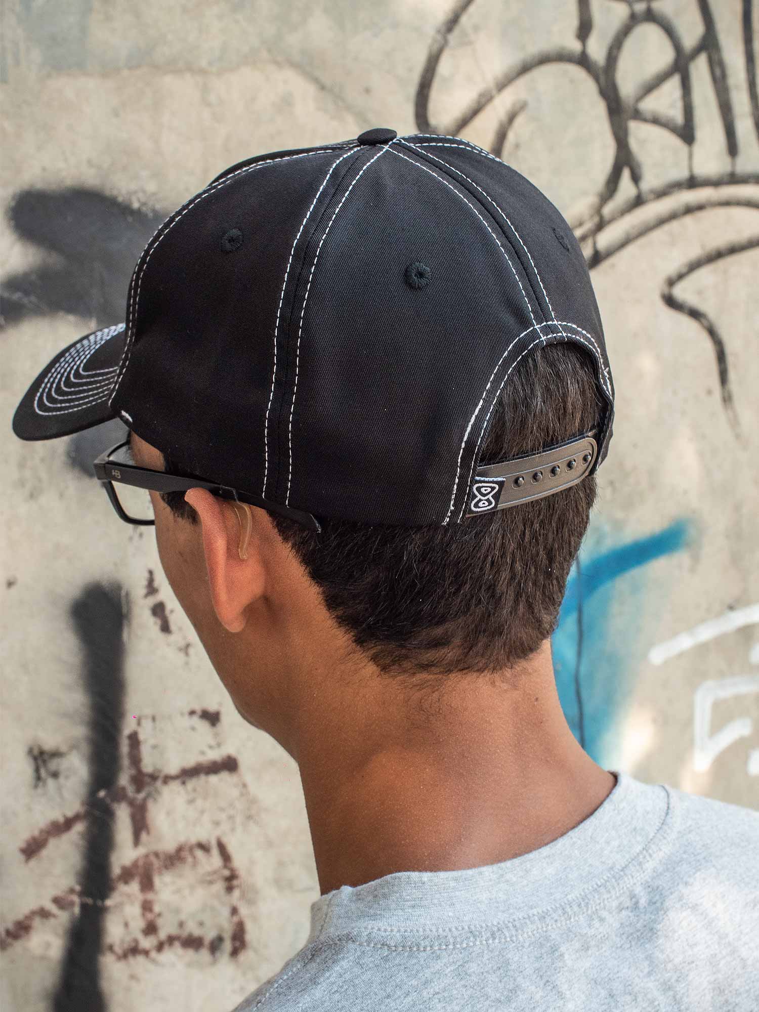 Bone-Snapback-Future-Fisheye-Preto-Traseira-Ambiente