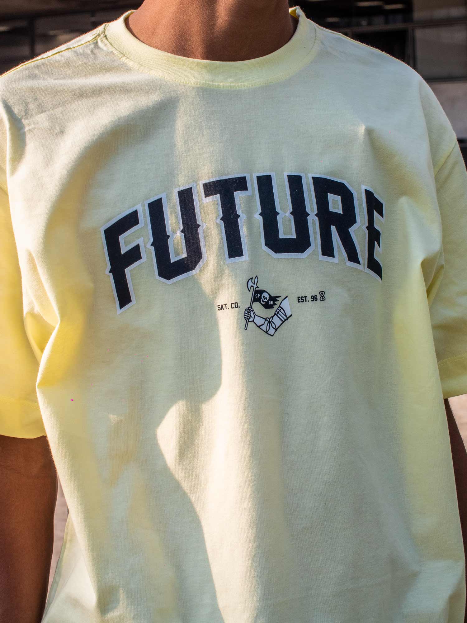 Camiseta-Future-Flag-Amarela-Frente-Close-Ambiente