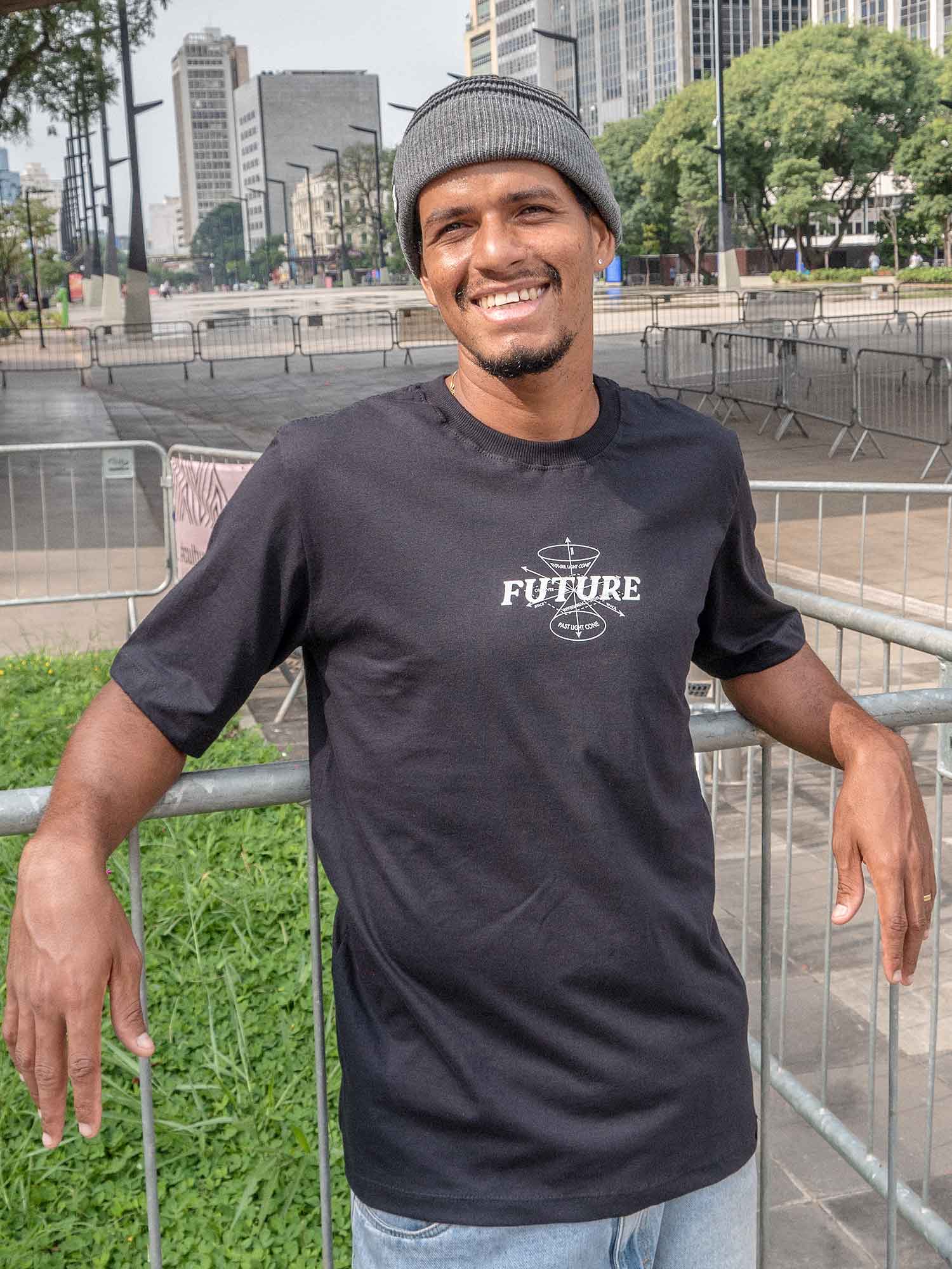 Camiseta-Future-Light-Cone-Preta-Frente-Modelo