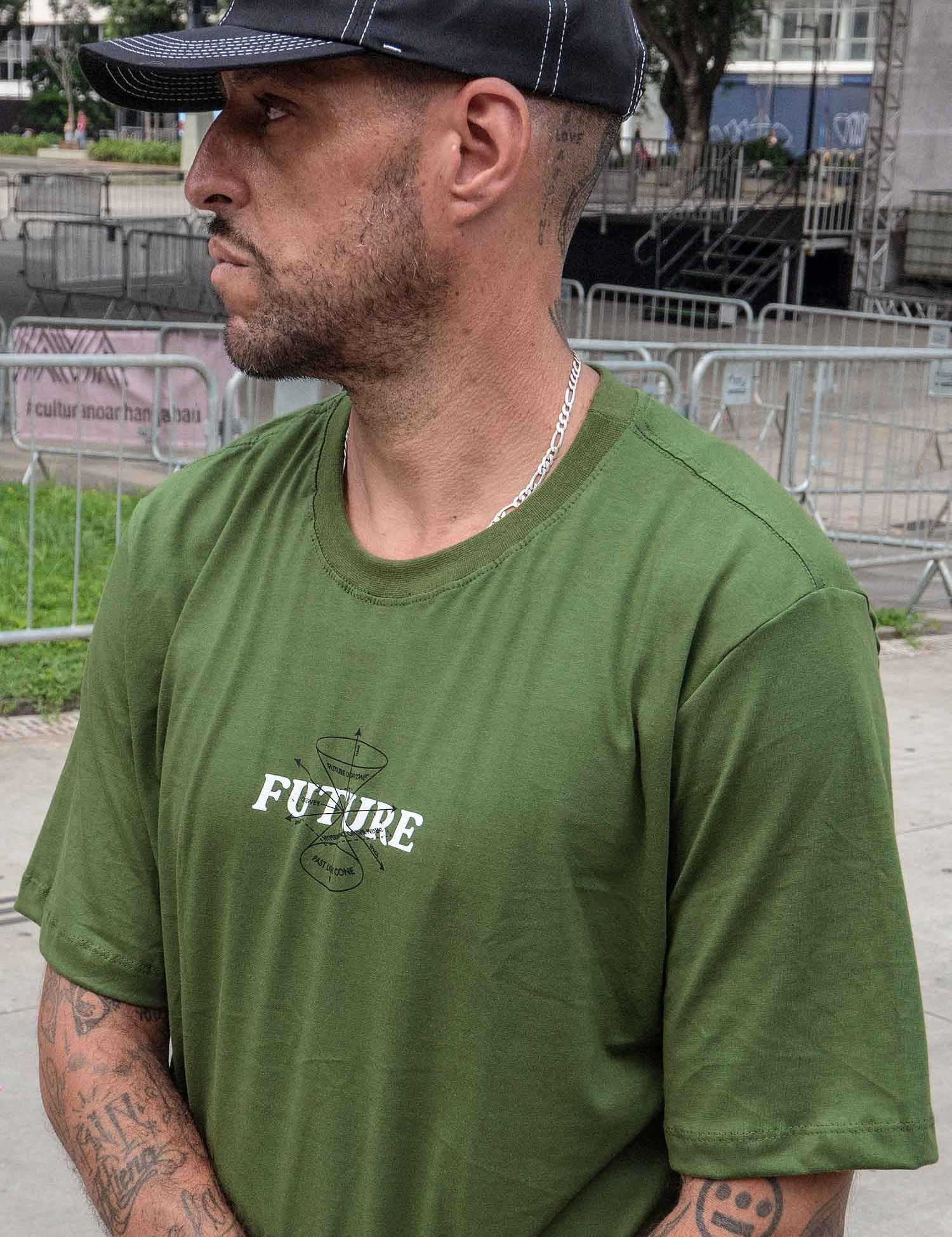 Camiseta-Future-Light-Cone-Verde-Frente-Modelo-Close