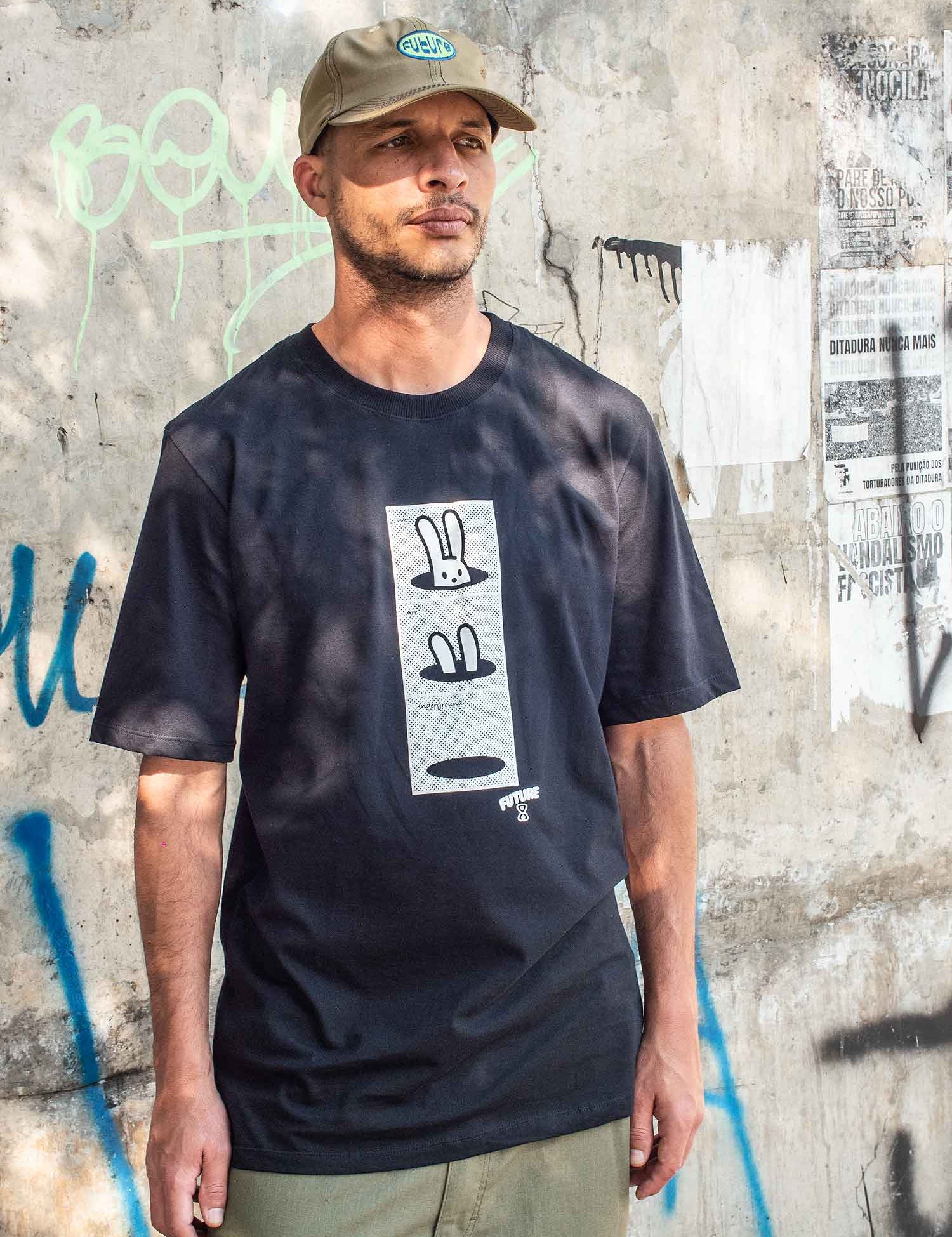 Camiseta-Future-Underground-Preta-Frente-Ambiente