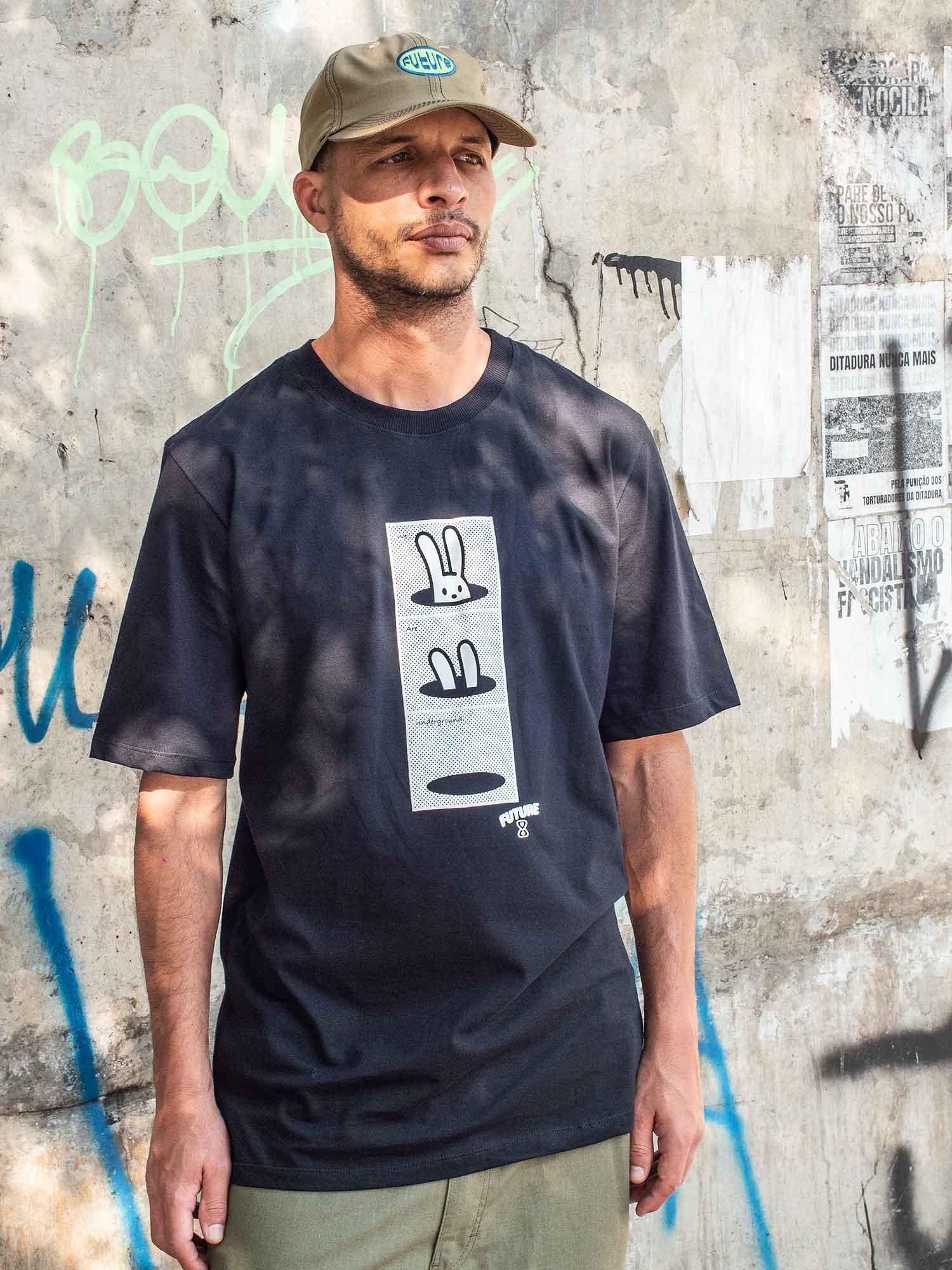 Camiseta-Future-Underground-Preta-Frente-Ambiente