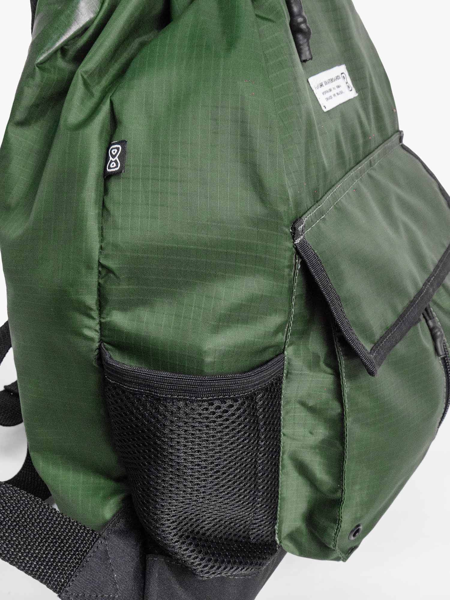 Mochila-Future-Flow-Verde-Perfil-Bolso-Lateral